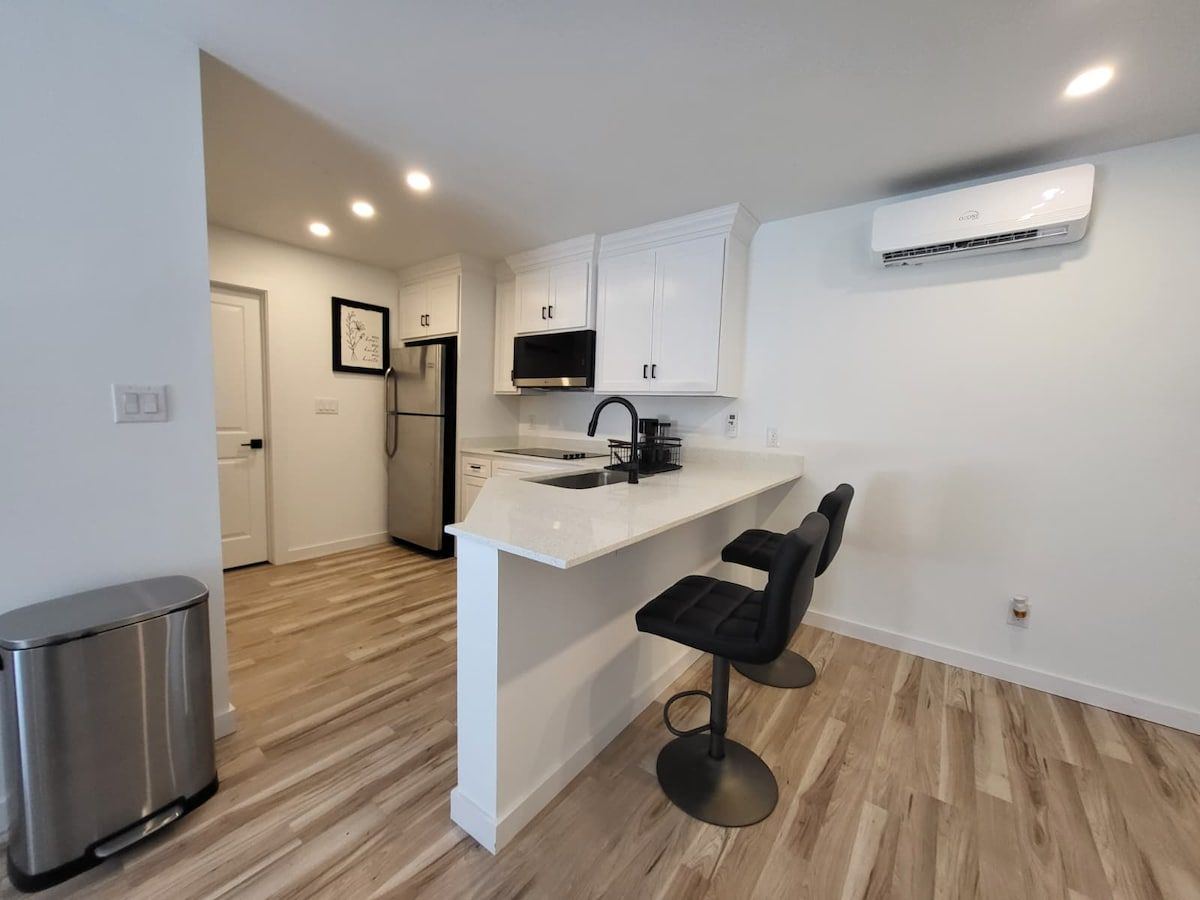 Kitchen with breakfast bar